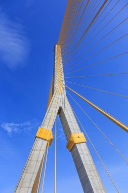 brigde ve kablo bangkok Tayland, sarı ile mavi gökyüzü 