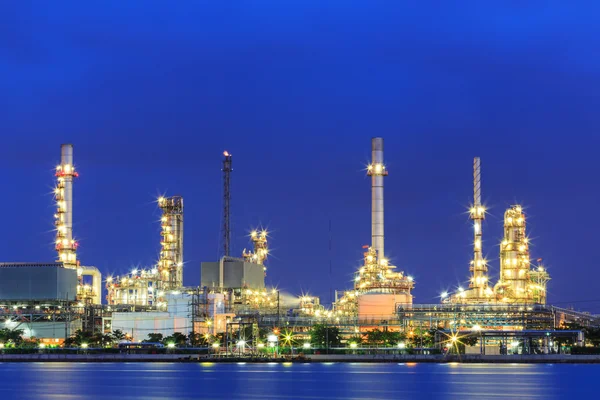 Noční ropy a zemního plynu továrny potrubí — Stock fotografie