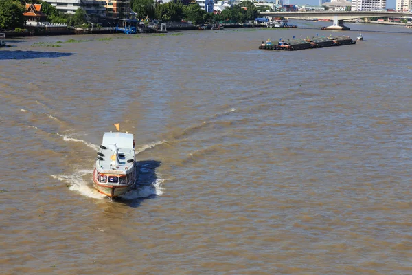 Barca all'interno chaopraya fiume bangascar città Thailandia — Foto Stock