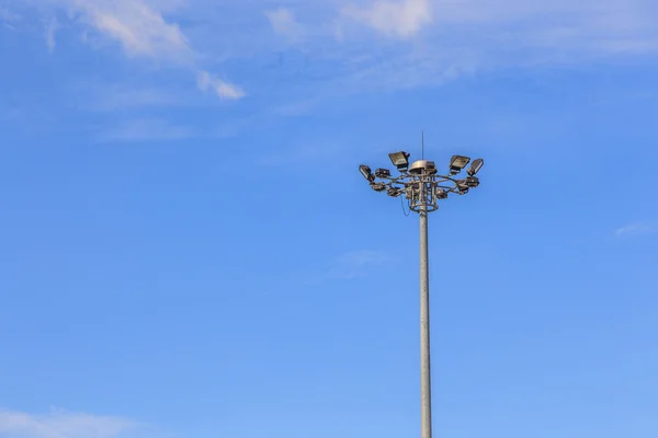 Blå himmel med tornet lampa — Stockfoto