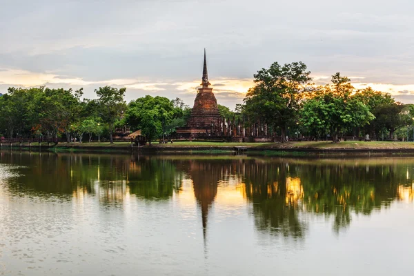 Zonsondergang met pagode wat pra si sukhothai in thailand — Stockfoto
