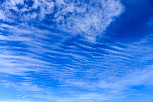 Cielo blu con sfondo nuvoloso — Foto Stock