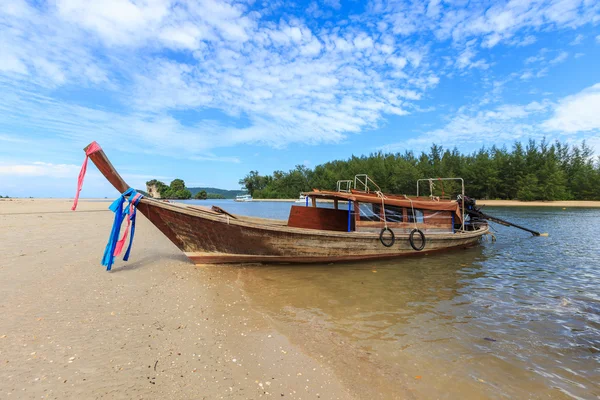 Barco en la playa para viajar a la isla con tailandia krabi —  Fotos de Stock