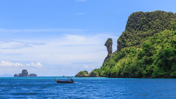 Zee met koh kai of eiland kai in krabi thailand — Stockfoto