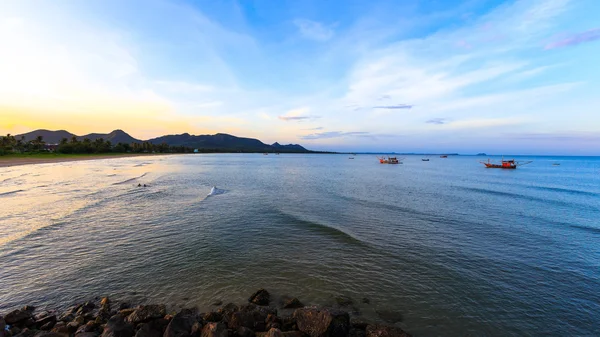 Pôr do sol com barco de pesca no fundo do mar e da montanha — Fotografia de Stock