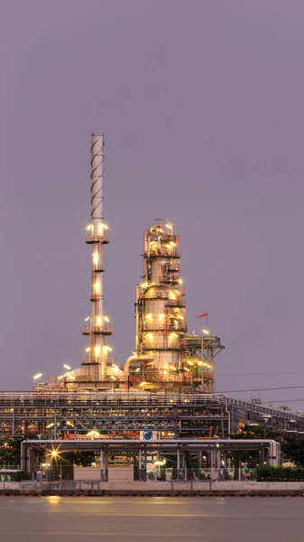 Petrol ve doğal gaz boru ile gece ışık 