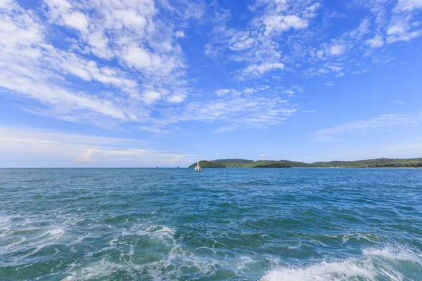 Cielo azul nublado con mar y montaña — Foto de Stock