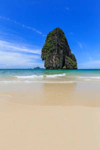 Spiaggia blu del cielo ferroviario a krabi — Foto Stock