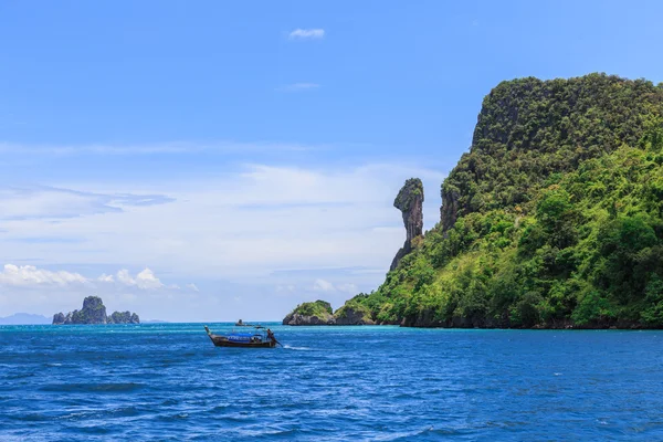 Zee met koh kai of eiland kai in krabi thailand — Stockfoto