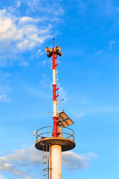 信号タワーは津波を警告します。 — ストック写真