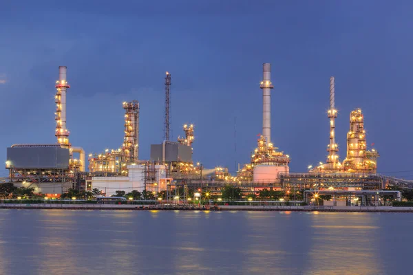 Crepúsculo industria del petróleo y refinería — Foto de Stock