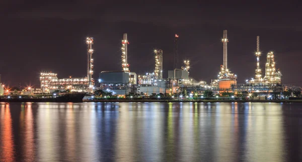 Frachtschiff mit Pipeline-Fabrik — Stockfoto