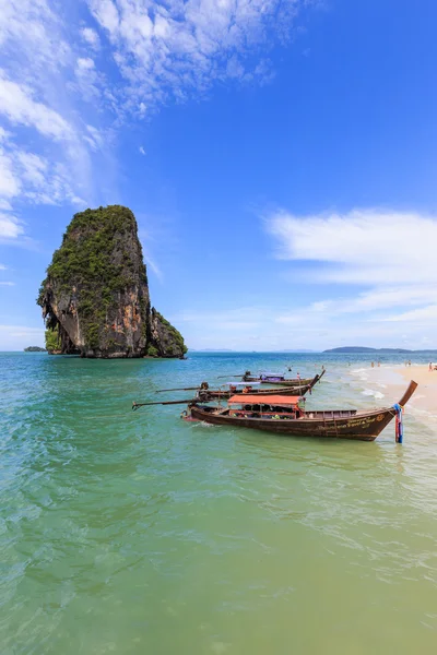 Engraçado na praia com barco para viajar ilha ferroviária em krabi — Fotografia de Stock