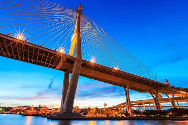 Crepúsculo ponte concreto em bangkok tailândia — Fotografia de Stock