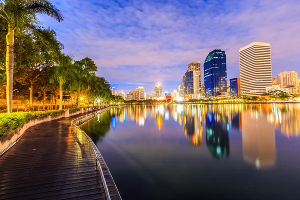 Bangkok Thaiföld éjszakai város: benjasiri park — Stock Fotó