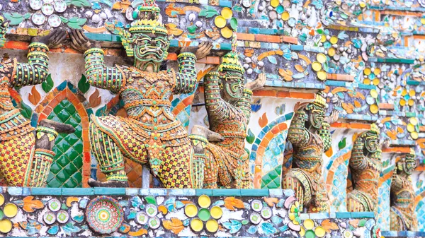 Arun wat gigante en la pared de pagoda en Bangkok Tailandia —  Fotos de Stock