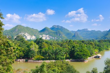 River kwai arka plan dağ,: kanchaburi, thailand
