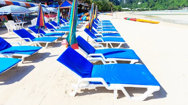 Silla tomando el sol en la isla phi phi —  Fotos de Stock