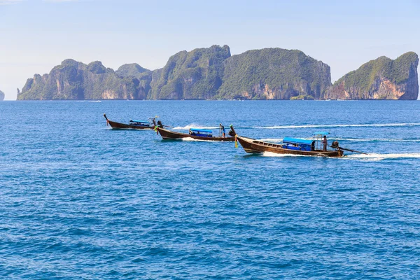 Båt för resor kho phi phi-öarna på krabi thailand — Stockfoto