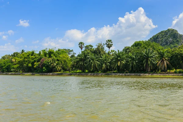 Naturaleza fluvial con montaña, kanchaburi thailand —  Fotos de Stock