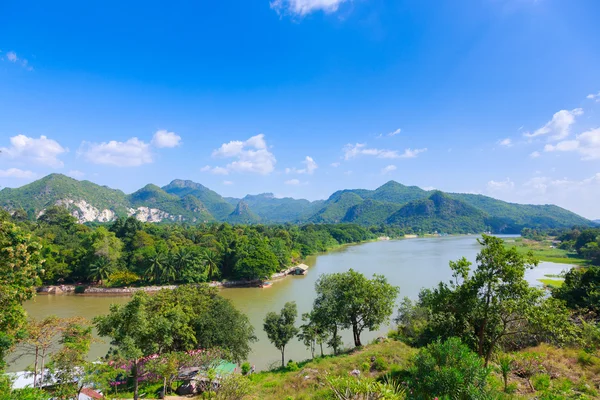 Río kwai fondo montaña, kanchaburi tailandia — Foto de Stock