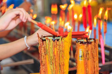 licht een kaars voor aanbidden buddha