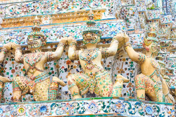 Géant wat arun sur mur pagode — Photo