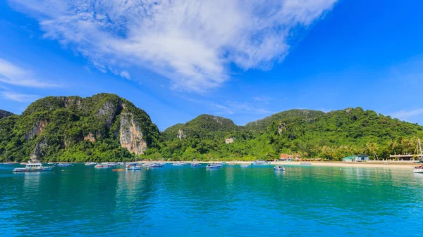 Ponto de atracação portos ilha phiphi — Fotografia de Stock