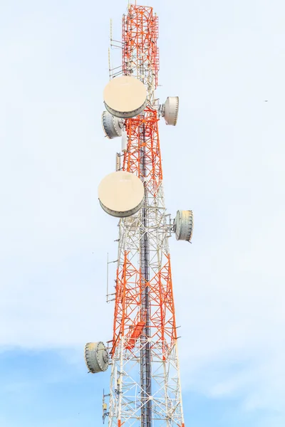 Torre con antenas de comunicación celular en Tailandia — Foto de Stock