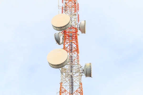 Башня с антеннами сотовой связи в Таиланде — стоковое фото