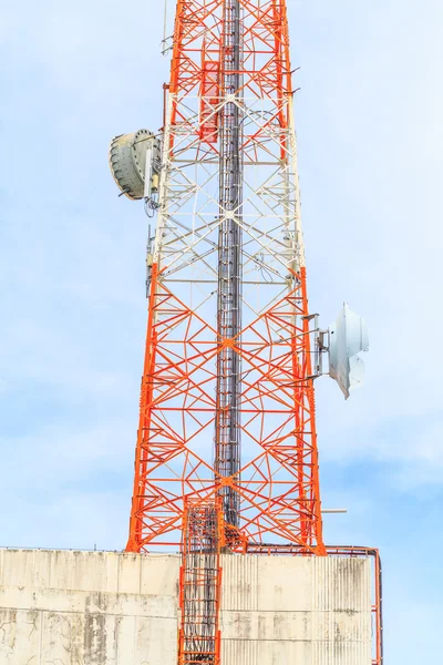 Tour avec antennes de communication cellulaire à thailand — Photo