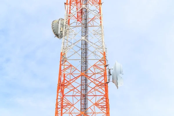 Turm mit Antennen für Mobilfunk in Thailand — Stockfoto