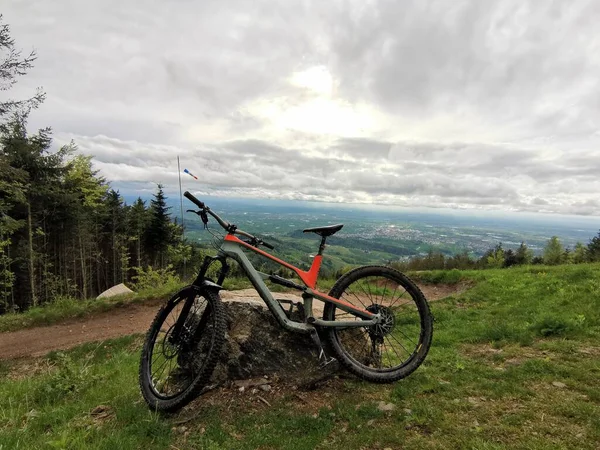 Bicicleta Mtb Frente Uma Trilha — Fotografia de Stock