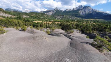 MTB, Provence 'daki Black Hills' te yol alıyor.
