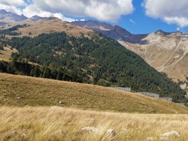 Güney Fransa 'da kol de large yakınlarındaki kireçtaşı dağları, MTB Trans Provence turu
