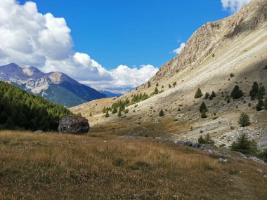 Güney Fransa 'da kol de large yakınlarındaki kireçtaşı dağları, MTB Trans Provence turu