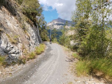 MTB binicileri, Colle de Larche 'deki yolda Fransa ve İtalya arasındaki pansiyoner geçidinde.