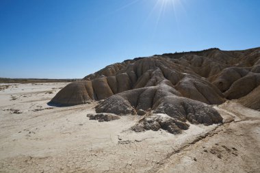Gün batımında Bardenas Reales çölünde kum oluşumu