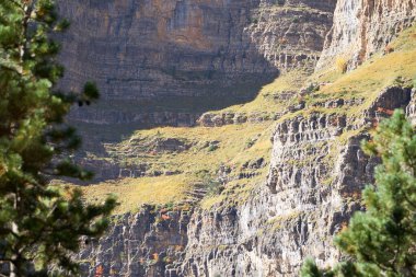 Pirenelerdeki dik uçurumlar, ordesa vadisi.