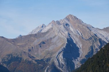 Pirenelerde yüksek zirve, sonbaharda ordesa vadisi.