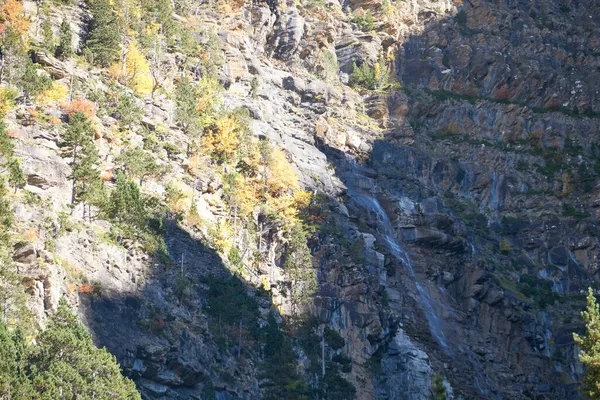 Steile Kliffen Met Wat Groen Het Torla Ordesa Nationaal Park — Stockfoto