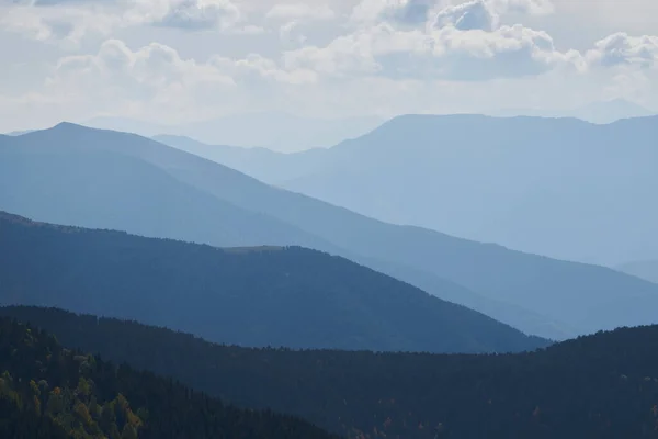 Weit Entferntes Foto Viele Glatte Blaue Bergsilhouette lizenzfreie Stockbilder