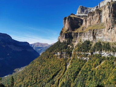 Güzel manzara, ünlü Ordesa Milli Parkı, Pyrenees, İspanya.