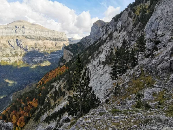 Nebezpečná Turistická Stezka Příkrými Útesy Národním Parku Ordesa Pyrenejích Severním — Stock fotografie