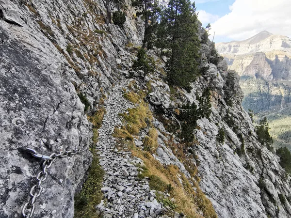 Опасная Пешеходная Тропа Крутыми Скалами Национальном Парке Ордеса Пиренеях Севере — стоковое фото