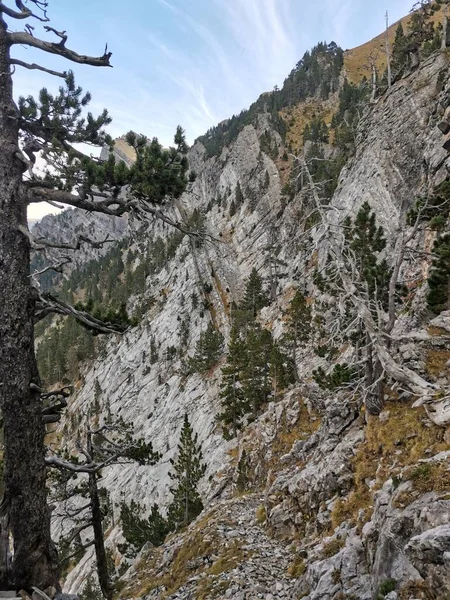 北スペインのピレネー山脈の国立公園に急な崖がある危険なハイキング道 — ストック写真