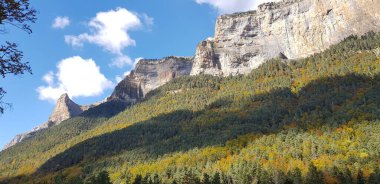 Güzel manzara, ünlü Ordesa Milli Parkı, Pyrenees, İspanya.