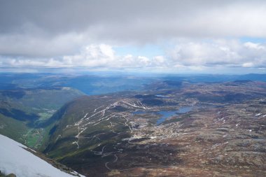 Gaustatoppen dağının tepesinden Rjukan vadisine nefes kesici bir manzara, Telemark, Norveç