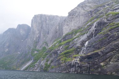 Norveç 'teki Lysefjord fiyortu ve kanyonu son derece dik granit kaya duvarları