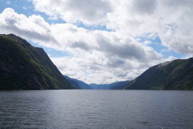 Norveç 'teki Lysefjord fiyortu ve kanyonu son derece dik granit kaya duvarları